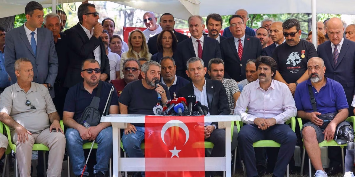 YENİ PARTİ GENEL BAŞKANI ÖZGÜR ÖZEL, OTURMA EYLEMİNDEKİ ŞEHİT AİLELERİ VE GAZİLERİ ZİYARET ETTİ