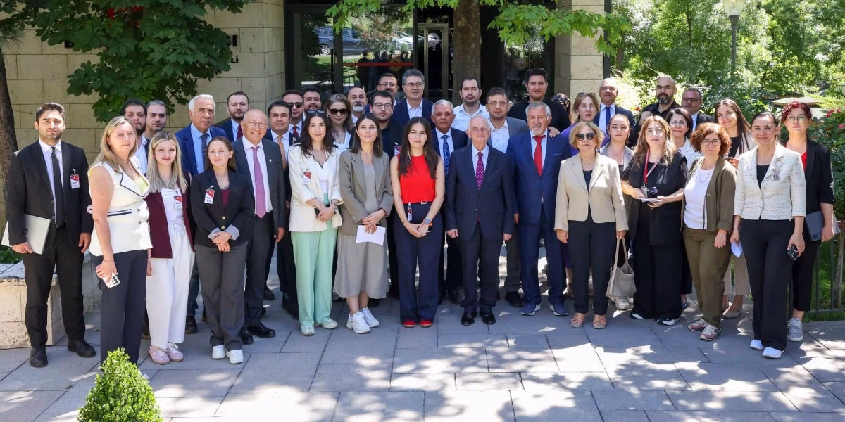 YENİ PARTİ GENEL BAŞKAN YARDIMCILARI BASIN MENSUPLARI İLE BİR ARAYA GELDİ