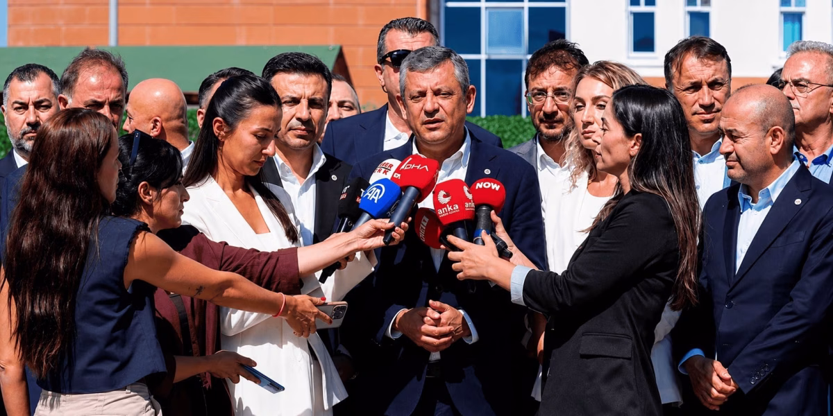 YENİ PARTİ GENEL BAŞKANI ÖZGÜR ÖZEL, İBB DAVASI DURUŞMALARI İÇİN BULUNDUĞU SİLİVRİ'DE BASIN MENSUPLARINA AÇIKLAMALARDA BULUNDU.